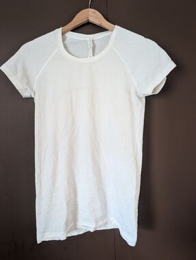 *LIKE NEW* Lululemon swiftly Tech White Tee Sz. 8